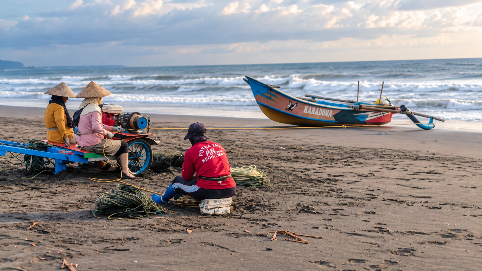 Nelayan tradisional menyiapkan perahu dan perlengkapan untuk aktivitas penangkapan ikan di Pantai Bojongsalawe