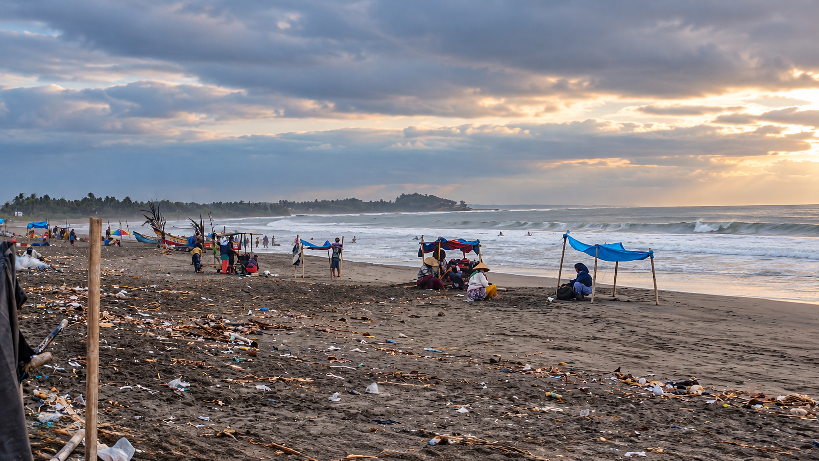 Panorama Pantai Bojongsalawe dengan ombak laut, perahu nelayan, dan aktivitas masyarakat pesisir